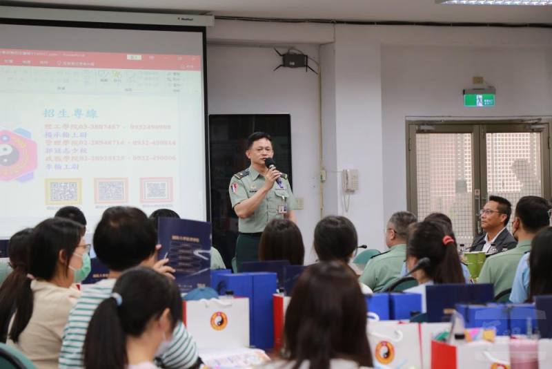 教育長李少將向學生介紹國防大學教育理念及教學成效。（國防大學提供）