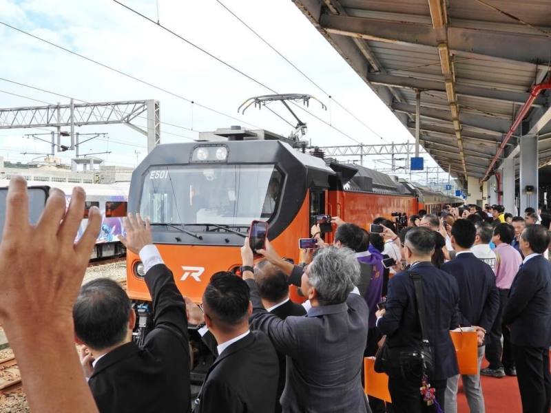 台鐵公司新引進的最新型電力機車E500，30日上午在七堵車站舉行啟航儀式，將逐步取代老舊的GE機車與PP機車。（台鐵提供）