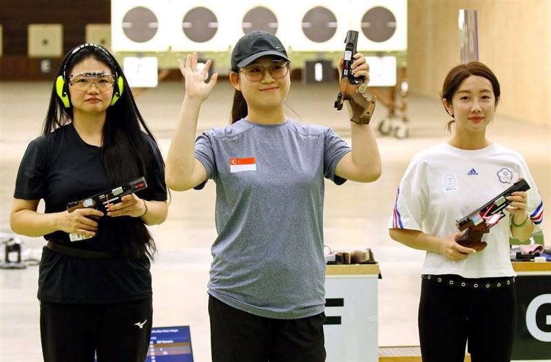 Taiwan sharpshooters Tien Chia-chen (left) and Wu Chia-ying (right) pose with their Singapore opponent on Friday. Photo courtesy of Chinese Taipei Shooting Association