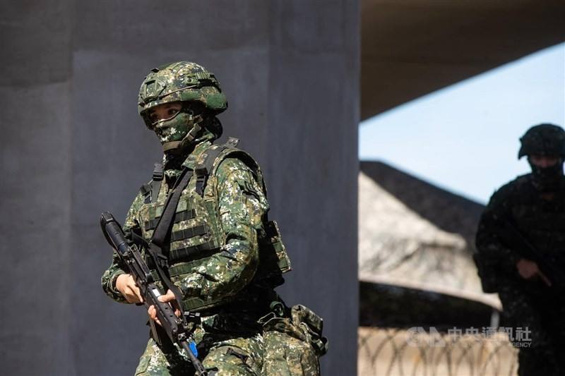 A female soldier takes part in an anti-landing drill in Bali District, New Taipei, as part of the annual Han Kuang military exercises in June. CNA file photo