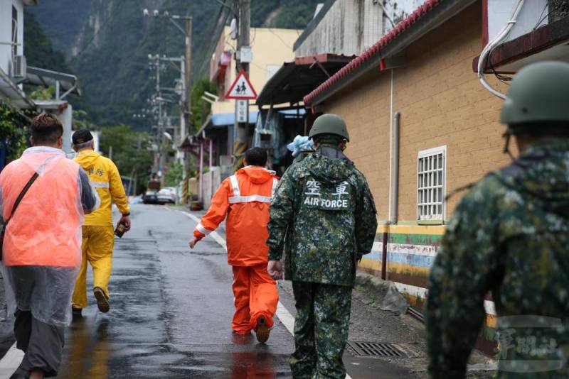 官兵前往部落，協助撤離