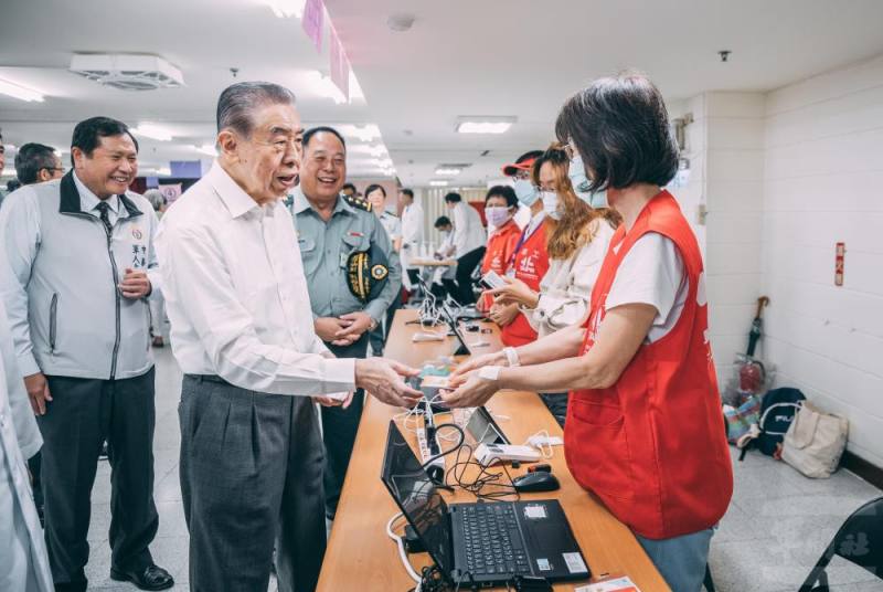 李理事長慰訪三總社區醫療人員與志工