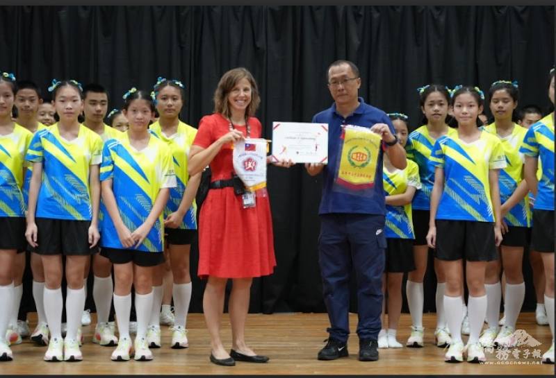 Principal Eirin Lombardo of the School of Arts and Sciences (front row, left) and Principal Chung-Chiao Chiang of Keelung Chung Cheng Junior High School exchange gifts. (Photo by Shao-Wen Wu)