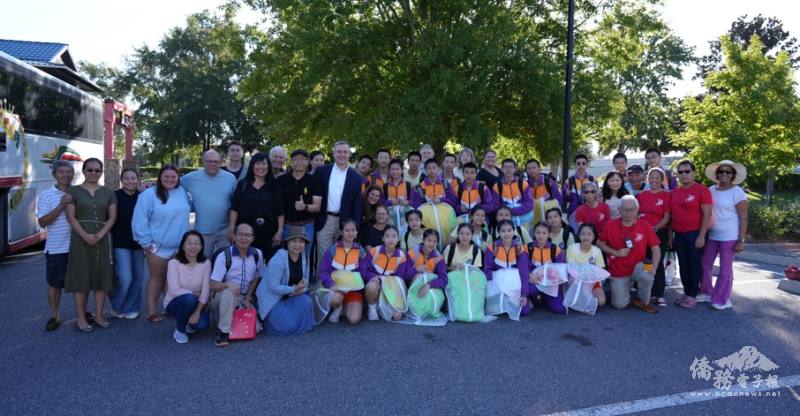 Host families gather to bid farewell to the Keelung Chung Cheng Junior High School Folk Sports Troupe. Leon County District 3 Commissioner Rick Minor (dressed formally in a white shirt and black suit) greets the troupe. (Photo by Shao-Wen Wu)