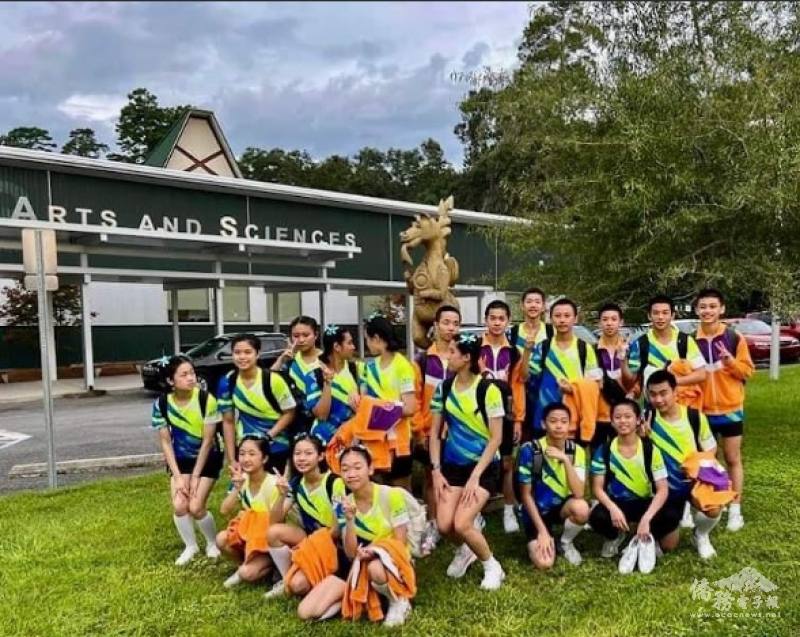 Part of the members of Keelung Chung Cheng Junior High School Folk Sports Troupe takes photo with the mascot of the School of Arts and Sciences. (Provided by Shao-Wen Wu)