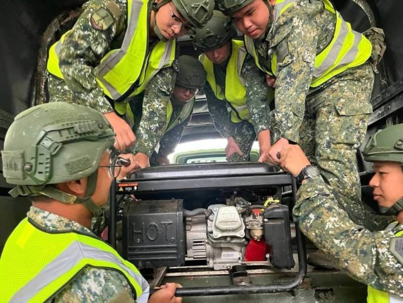 颱風山陀兒來襲，國軍第一作戰區官兵與機具2日完成災防編組，隨時待命投入地方救災任務，將全力守護民眾生命財產安全。（國軍第一作戰區提供）