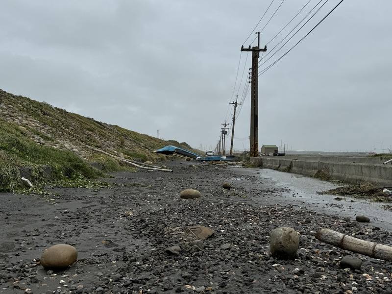 颱風山陀兒強襲，雲林縣台西鄉新興海堤風勢強勁，海堤內防汛道路上可見被強風吹入的舢舨船、堆砌在外海土堤上的石礫等雜物，所幸無人受傷