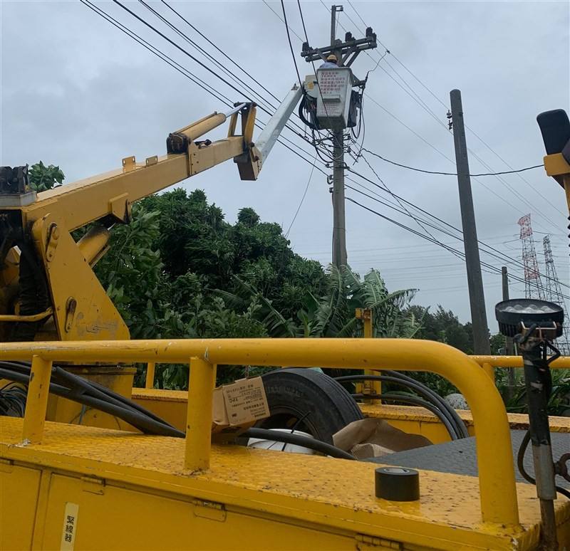 Machinery repairs power cables in Yunlin County on Thursday. Photo courtesy of Taiwan Power Compan.