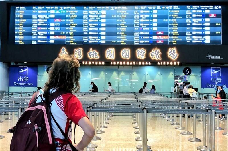 A woman looks at the timetable in the departure hall of Taiwan Taoyuan International's Terminal 2 on Wednesday. CNA photo