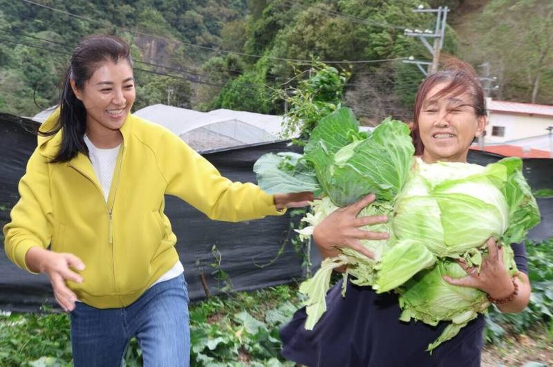 颱風山陀兒持續逼近台灣，南投縣長許淑華（左）2日親赴仁愛鄉了解當地防災整備、高山蔬果搶收等情形。（南投縣政府提供）