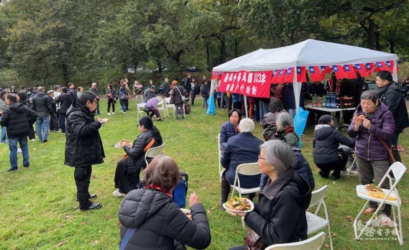 大家在公園中享受臺灣美食，並關心世界局勢