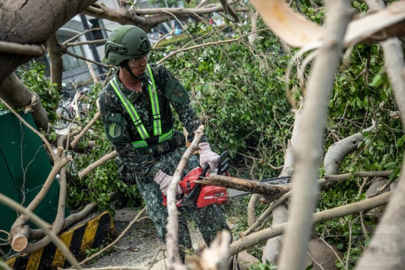 第四作戰區派遣兵力及各式救災機具，全力協助市容恢復