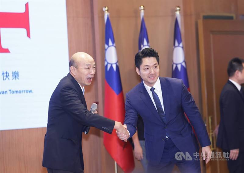 Legislative Speaker Han Kuo-yu (left) and Taipei Mayor Chiang Wan-an shake hands at the press conference in Taipei Friday. CNA photo Oct. 4, 2024