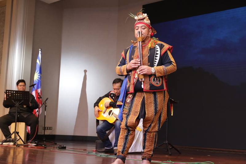 駐馬來西亞台北經濟文化辦事處3日舉行國慶酒會，圖為原住民鼻笛音樂家暨第30屆金曲獎得主佶佬（Gilra Gilrao，杜振勇）（右）與大馬當地樂手表演