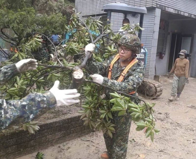 第三作戰區表示，官兵5日於基隆地區協助道路樹木清除及土石清淤。（第三作戰區提供）