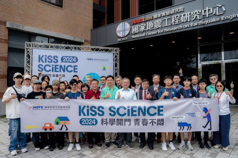 「2024 Kiss Science—科學開門，青春不悶」活動今(5)日於國家地震工程研究中心正式啟動，國科會主委吳誠文(前排左7 )、中央氣象署署長程家平(前排左8 )、國震中心主任歐昱辰(前排左6 )、相關部會及企業代表，以及前來參觀的學生齊聚一堂，共同揭開序幕。