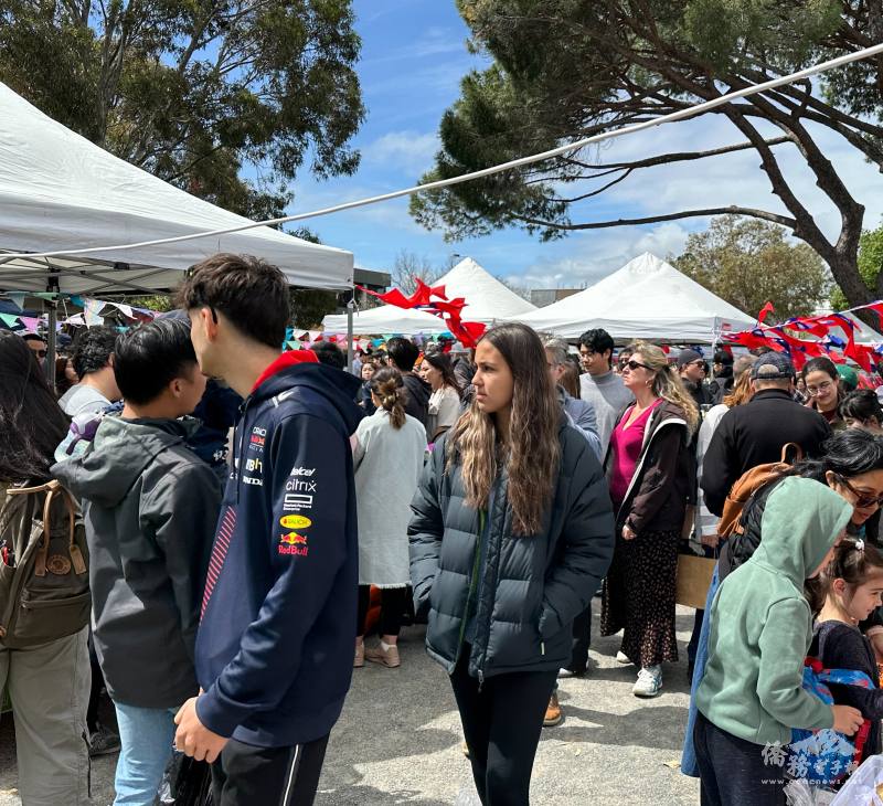 臺灣市集吸引許多臺灣僑民及南澳當地居民同樂，現場人潮絡繹不絕