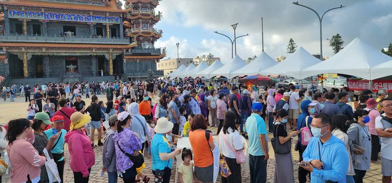 2024馬公海洋文化漁樂祭以「浪潮繪卷」與「鹹鹹市集」為亮點，6日傍晚在鎖港紫微宮前廣場舉行，有近60個攤位與精采藝文展演，現場湧現滿滿人潮