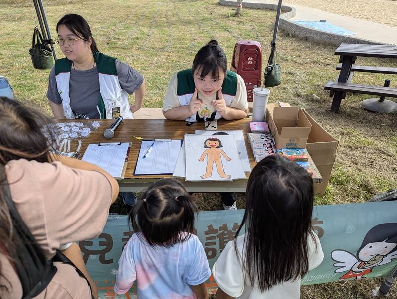 金門家庭扶助中心5日在烈嶼鄉習山湖公園舉辦「社區共好市集」，現場有市集攤位、美術派對等，並串聯當地社福、警政、心理衛生等單位參與，宣導許多兒少重要議題。