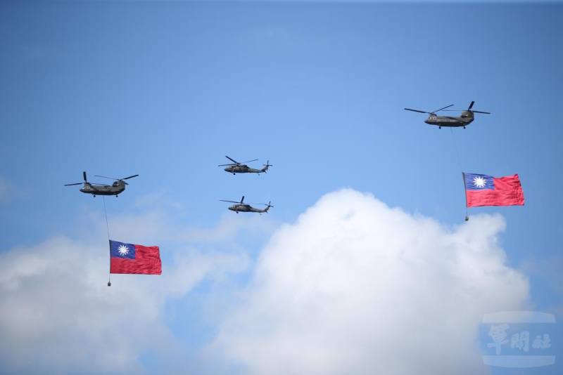 國旗機隊依計畫時間分別由松山基地起飛。（軍聞社記者陳軍均攝）