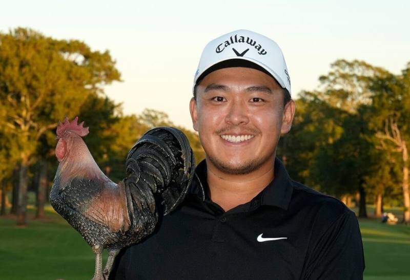 Kevin Yu poses with his trophy. Photo taken from facebook.com/kevingolfyu