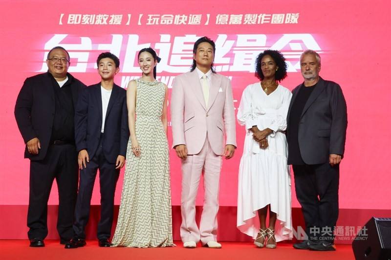 The director of "Weekend in Taipei" George Huang (left) promotes his movie with cast members Wyatt Yang (second left), Gwei Lun-mei (third left), Sung Kang (third right) alongside producers Virginie Besson-Silla (second right) and Luc Besson (right). CNA 