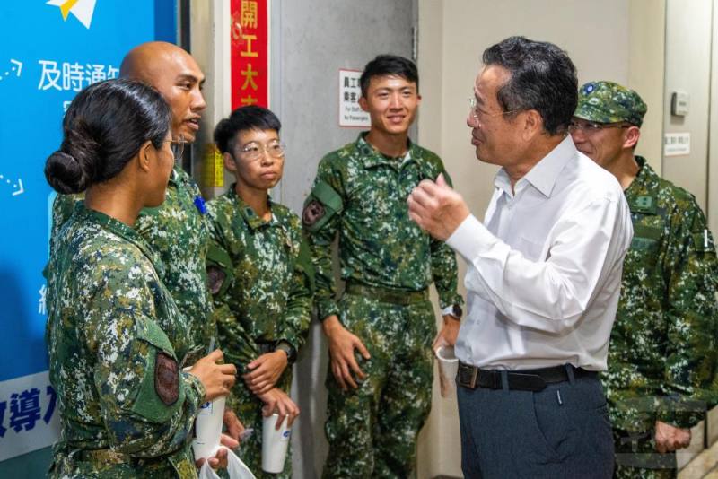 顧部長前往鳳山綠園道，提醒官兵執行災後復原工作時，要做好自身防護。（軍聞社記者莊家宏攝）