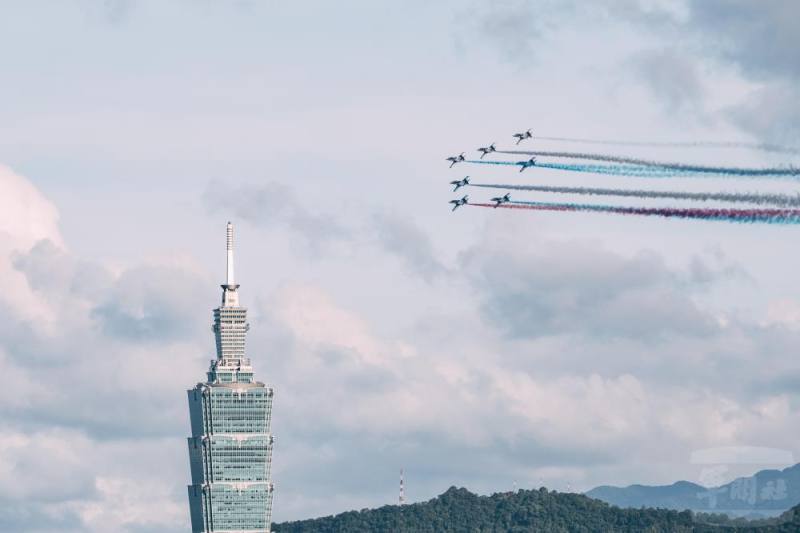 AT-3教練機編隊飛行。（軍聞社記者吳柏融攝）