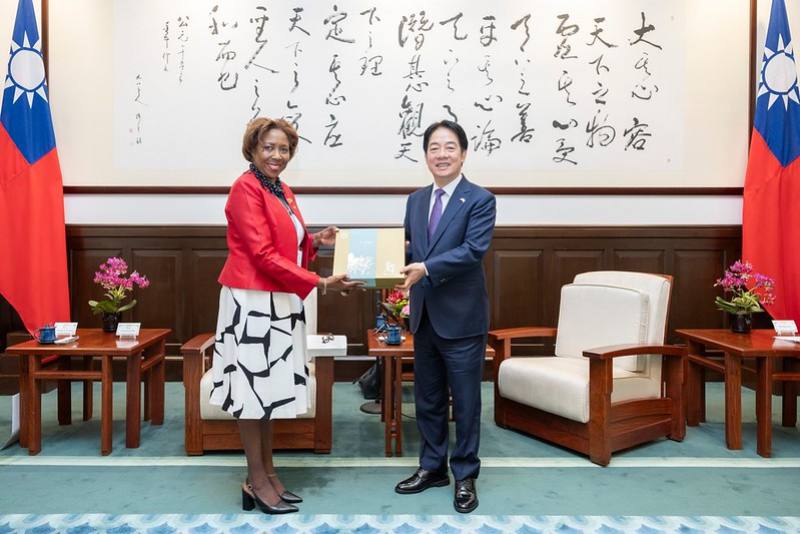 President Lai Ching-te presents Senate President Alvina Reynolds of Saint Lucia with a gift.