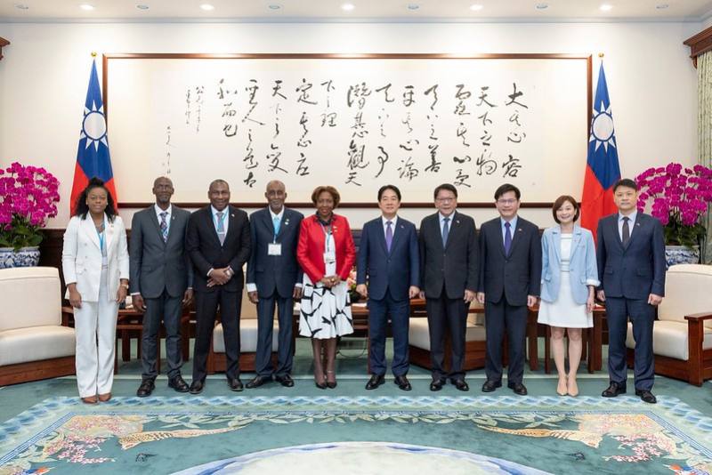 President Lai poses for a group photo with a delegation led by Senate President Alvina Reynolds and Speaker Claudius J. Francis of Saint Lucia.