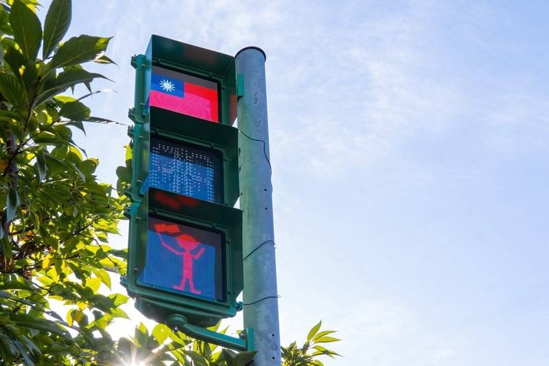 A pedestrian traffic light in Taoyuan shows a Republic of China flag ahead of Oct. 10 National Day in this recent photo. Photo courtesy of Taoyuan City Department of Transportation Oct. 6, 2024