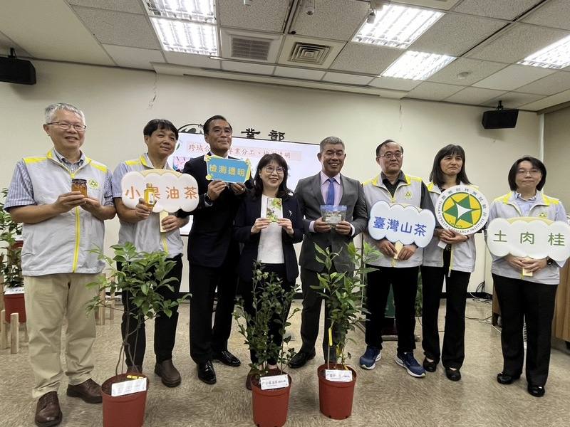 農業部林業試驗所成立國內首座官方林業驗證中心，9日宣布只要到林試所官網下載服務申請書，就可以免費申請鑑定土肉桂、油茶及台灣山茶3種原生作物。