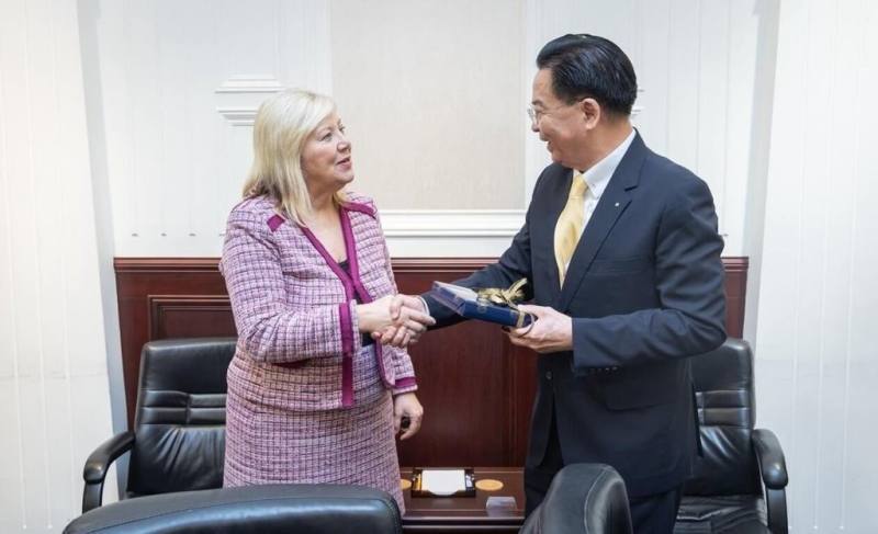 美國聯邦眾議員勒斯科（Debbie Lesko，左）7日上午率國會議員團赴總統府拜會國安會秘書長吳釗燮（右）。（總統府提供）