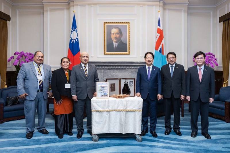 President Lai poses for a photo with Prime Minister Feleti Teo of Tuvalu and his wife.