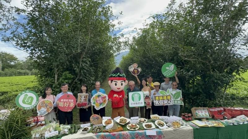 農糧署、台東縣農會和鹿野地區農會在鹿野鄉農業部茶及飲料作物改良場東部分場舉行「113年台東縣特色茶紅烏龍茶分級評鑑－金牌獎」及「113年度台東縣綠色主題農遊開發競賽」頒獎活動，獲獎名單揭曉。（台東縣農會提供）