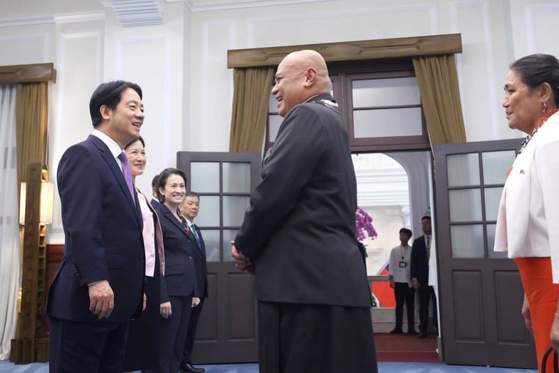 President Lai Ching-te and the First Lady, accompanied by Vice President Bi-khim Hsiao,  receives congratulations from members of the foreign diplomatic corps and foreign organizations stationed in Taiwan, as well as guests from around the world attending