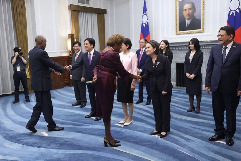 President Lai and the First Lady, accompanied by Vice President Bi-khim Hsiao, receives congratulations from foreign guests attending 2024 National Day celebration.