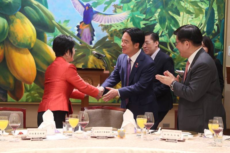 President Lai shakes hands with former Japanese House of Councillors President Santo Akiko.