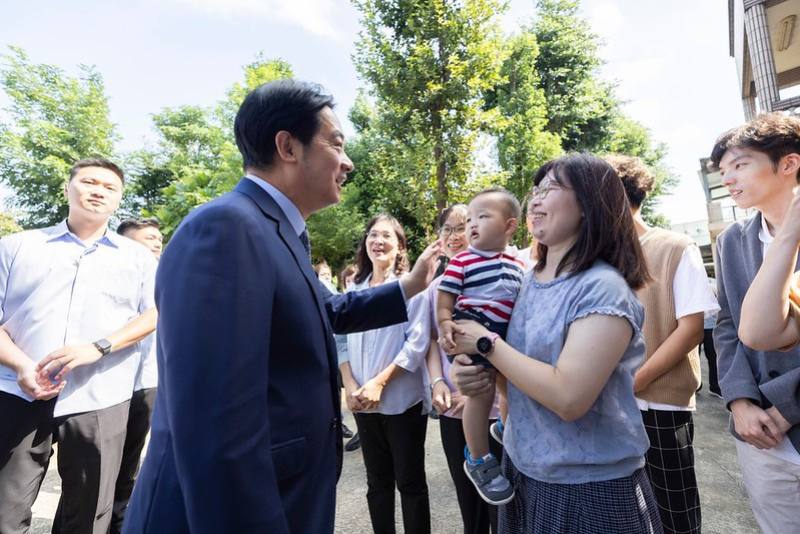 總統抵達後，與葉徐秀英女士及子孫們輕鬆閒話家常