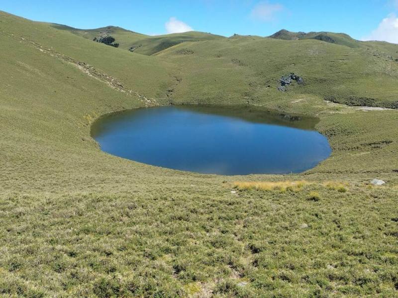 颱風山陀兒過後，嘉明湖滿水位，山友形容是「天使的眼淚」，就像鑲在中央山脈的藍寶石。（林業及自然保育署台東分署提供）