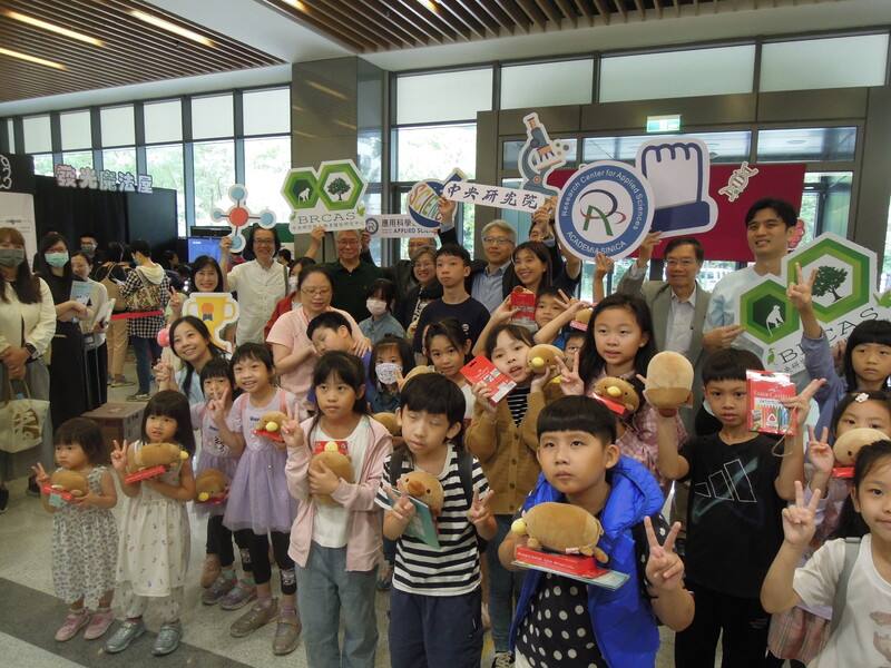 中研院院區開放「兒童科普日」12日舉行，舉辦逾百場互動式科普活動，一早就有許多家長帶小朋友到中研院參與，並參加有獎徵答與中研院院長廖俊智（後排右4）合影