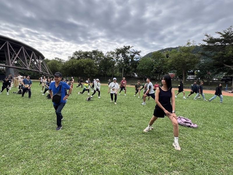 網紅凱莉哥（前右）和太肯運動科技合作，12日號召300名勇士在台東縣達仁鄉公益路跑，並募款逾新台幣200萬元幫助台東南迴偏鄉