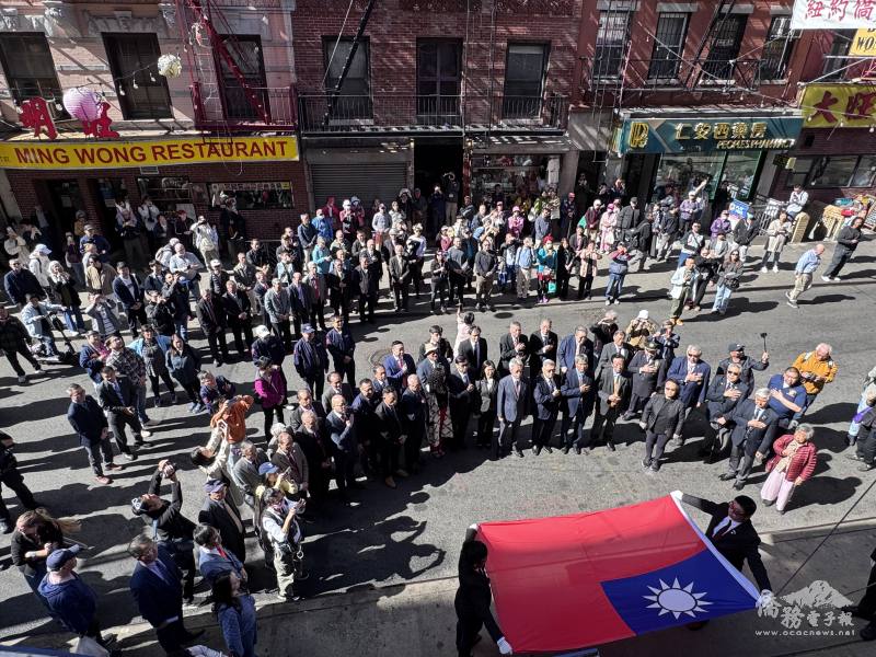 民眾在華埠街道上高唱中華民國國歌，注目國旗冉冉升起