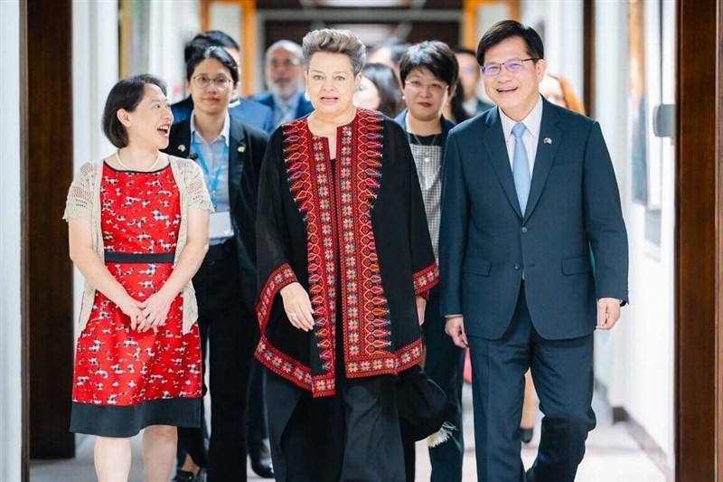 Foreign Minister Lin Chia-lung (right) accompanies Guatemalan First Lady Lucrecia Peinado (center) on the way to a banquet to welcome her on Wednesday ahead of the National Day celebrations the following day. Photo courtesy of Ministry of Foreign Affairs