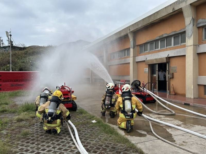 113年度連江縣消防、義消人員競技大賽12日在東引鄉舉辦，各鄉義消人員齊聚競技，展現平時訓練成果。（連江縣消防局提供）