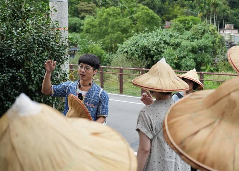 新北社造展12日邀請「採集人共作室」創辦人陳科廷（後）分享自身經驗，他與其他志同道合的夥伴成為團體，共同關心坪林環境保護、地方產業，盼以自身行動力轉動社區。（新北市文化局提供）