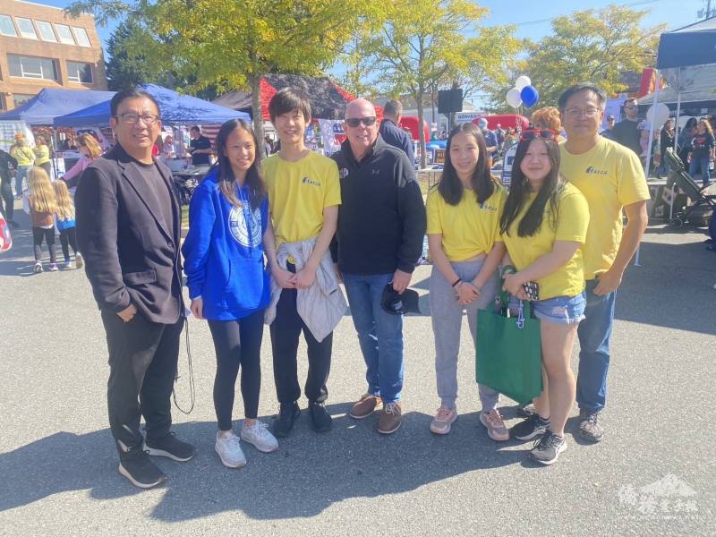 The meeting between FASCA DC students and former Maryland Governor Larry Hogan (center)