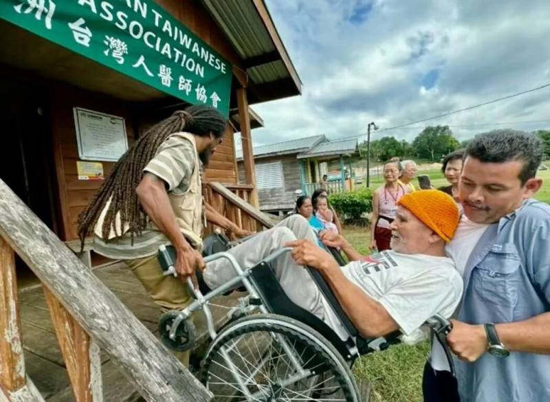 北美洲台灣人醫師協會組織義診團，12日到20日到中美洲國家、台灣友邦貝里斯義診，圖為貝里斯民眾坐輪椅準備接受義診。（陳秀芬提供）