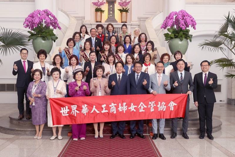 總統與「世界華人工商婦女企管協會訪問團」合影