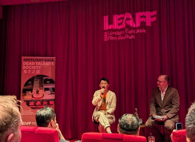 導演徐漢強（中）25日出席倫敦東亞電影節（LEAFF），在作品「鬼才之道」放映會後參加由文化部駐英國代表處文化組支持舉辦的「台灣電影之夜」，在電影院與觀眾交流。圖為徐漢強與駐英文化組組長陳斌全（右）及LEAFF英籍韓裔總監田惠晶（左）合影